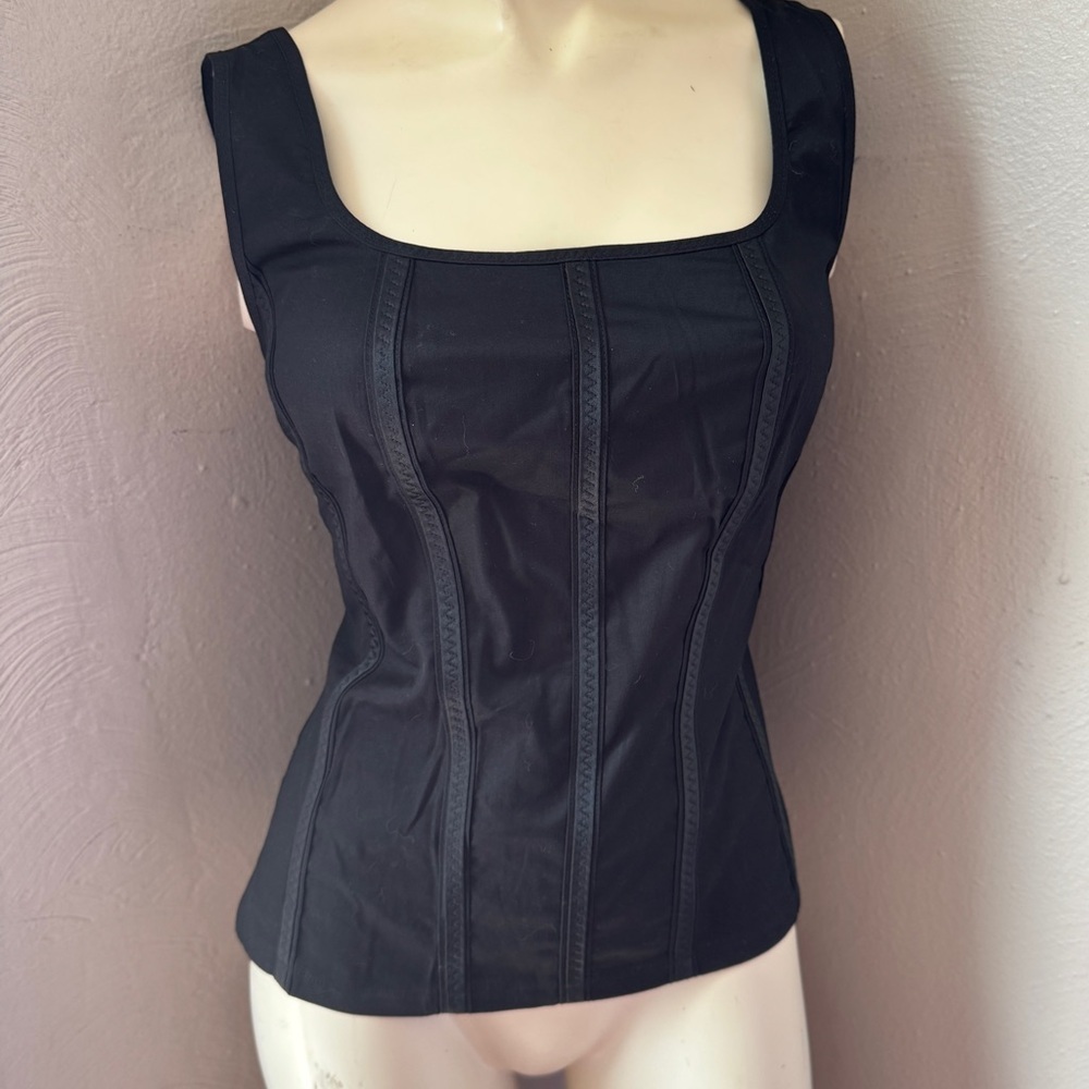 Limited sleeveless blouse size small. Black nwt